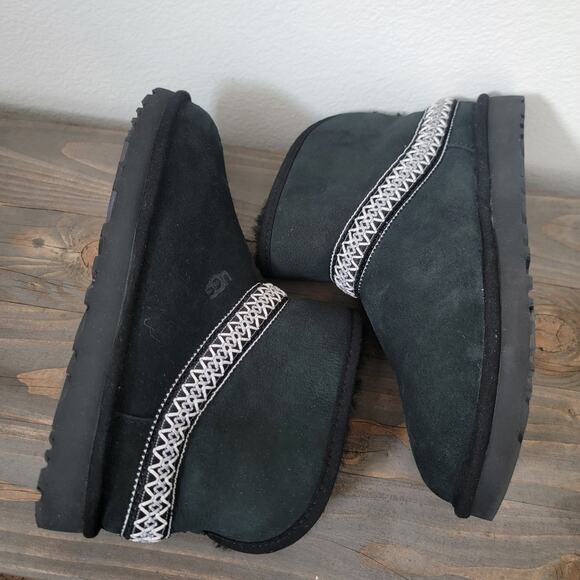 Ugg Women Sz 7 Classic Short Mini Crescent Black Ankle Boot Lamb Cuffable NEW - Picture 3 of 13